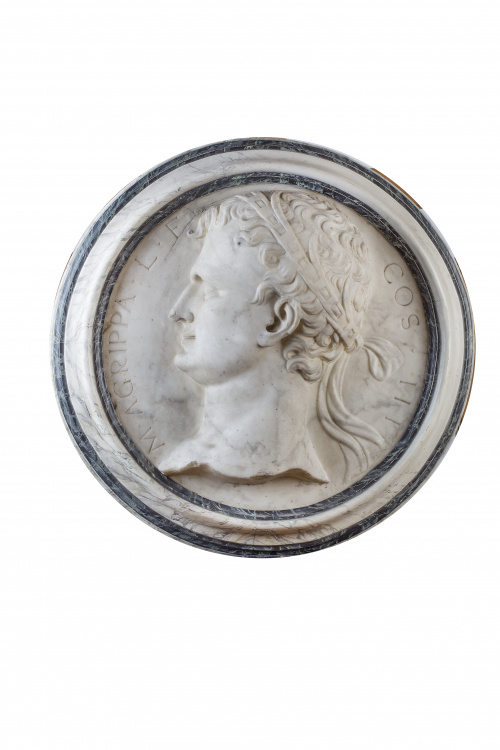 Tondo con un busto de Agripa de perfil en bajo relieve en m