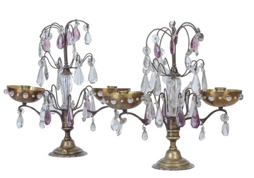 Pareja de girandolas de metal y sartas de cristal y pandelo