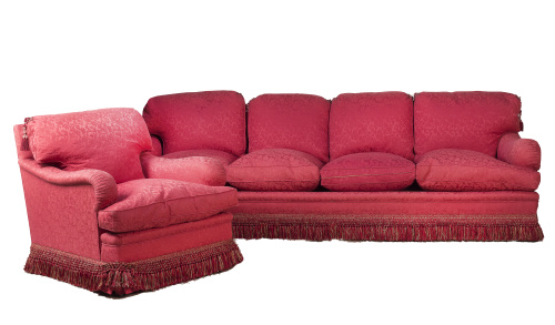 Dos butacas y un sofá tapizado en damasco rojo, quizás dise