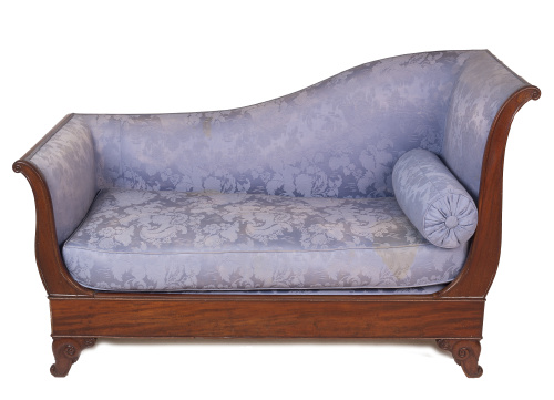 Méridienne o cama de día en caoba tapizada en damasco azul.