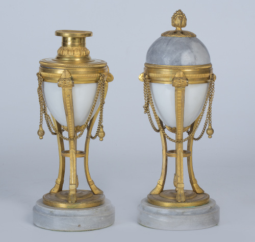 Pareja de candeleros, Luis XVI en mármol, porcelana y monta