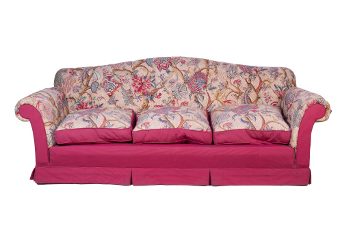 Sofá tapizado en rojo y tela floreada
