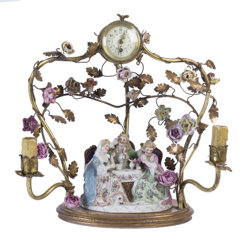 Reloj Luis XV en porcelana y bronce dorado.Trabajo francé