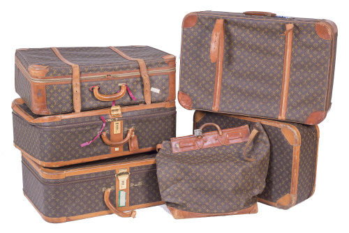 Conjunto de cinco maletas y una bolsa de mano decoradas con