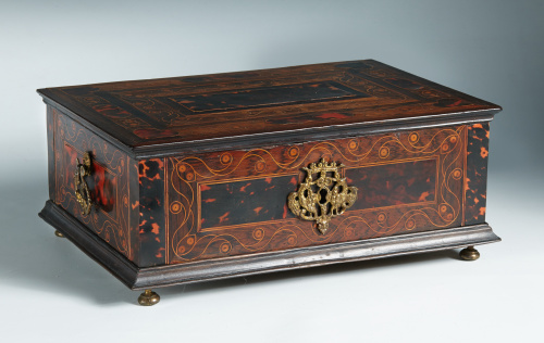 Cofre en palosanto, carey y limoncillo.Trabajo español, S.