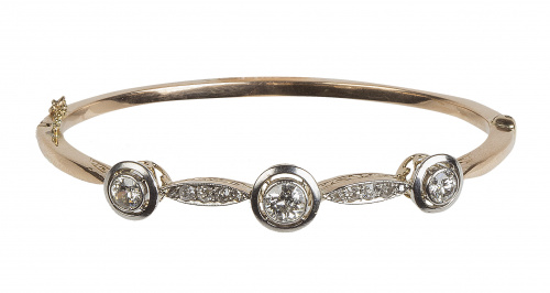 Brazalete rígido de pp. S. XX con tres chatones de brillant