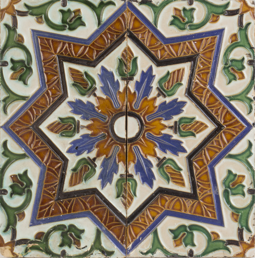 Dos azulejos de cerámica de arista, con formas geométricas 