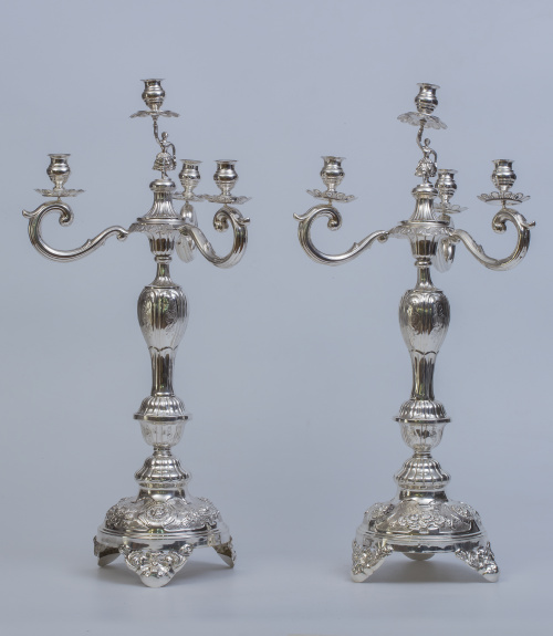 Pareja de candelabros de tres brazos de luz de plata en su 