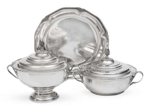 Sopera y legumbrera con una fuente de plata, marcada, P. de