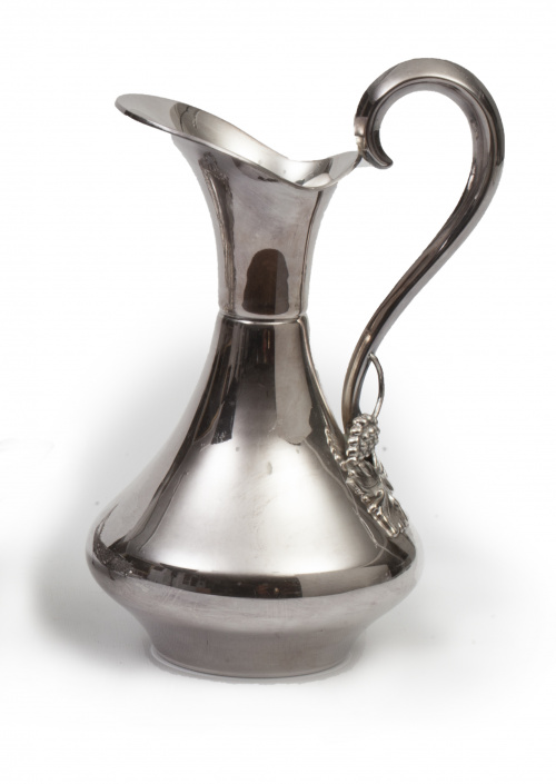 Jarro en metal para vino con pámpanos en el asa, S. XX.