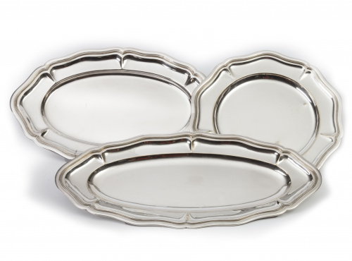 Lote de dos fuentes ovales y una redonda de metal plateado,