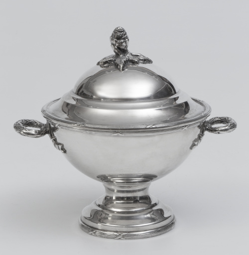 Sopera con tapa, rematada por una piña de estilo Luis XVI.