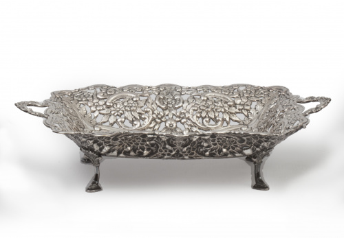 Panera de plata, con alero caldo de flores y tornapuntas de