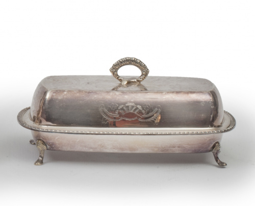 Mantequillero de metal plateado, con decoración grabada.I