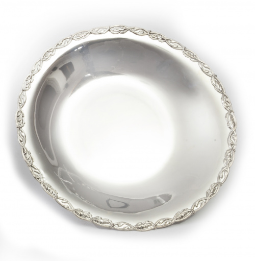 Centro con perímetro de hojas entrelazadas, marcado. Arag