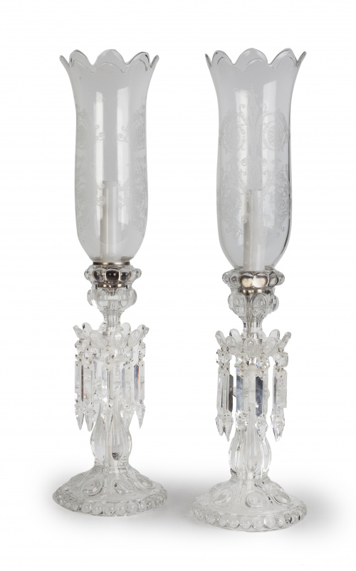  Pareja de quinqués de cristal moldeado y grabado y element