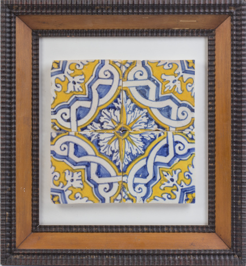 Panel de azulejos en azul y amarillo, con hojas y decoració