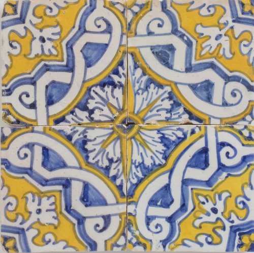 Panel de azulejos en azul y amarillo, con hojas y decoració