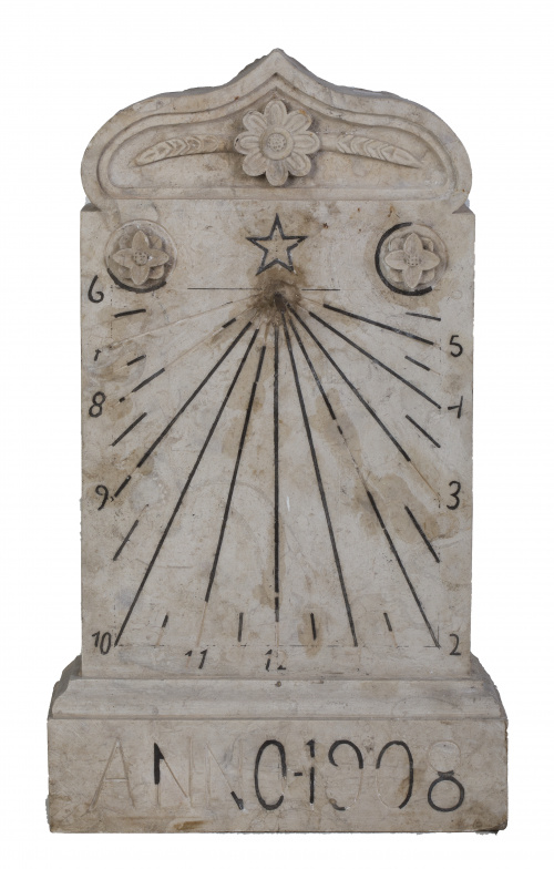 Reloj de sol en mármol, fechado en 1908.