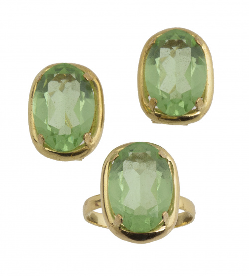 Conjunto de pendiente y sortija con cuarzo verde en marco d