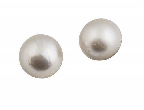 Pendientes de perlas mabe en montura de oro amarillo de 18K.