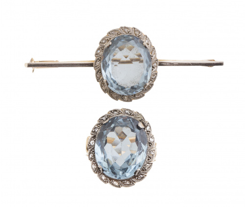 Conjunto de sortija y broche de pp. S. XX con espinela sint
