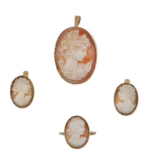 Conjunto de pendientes, broche colgante y sortija con camaf