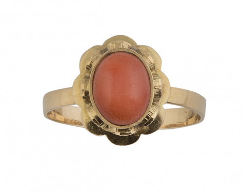 Sortija con cabuchón coral sobre marco lobulado a modo de f
