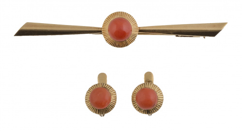 Conjunto de pendientes y broche con cabuchones de coral con