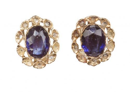 Pendientes de pp. S. XX con zafiro sintético y orla de sími