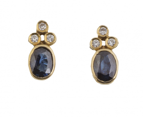 Pendientes con trío de brillantes y un zafiro oval
