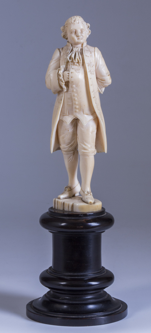 Luis XVI en marfil tallado, trabajo francés, quizás Dieppe,