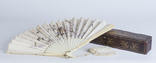 Abanico de marfil tallado y seda bordada de flores e insect
