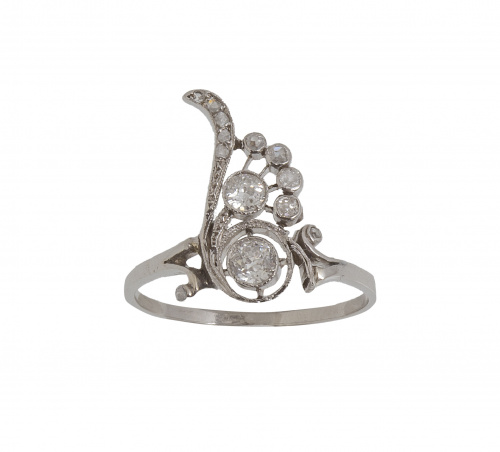 Sortija lanzadera Art-Decó de platino y brillantes en diseñ