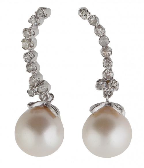 Pendientes largos con línea arqueada de brillantes y perla 
