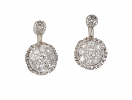 Pendientes con rosetón de brillantes que pende de barra y c
