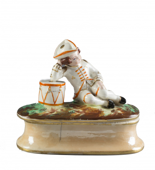 Tintero esmaltado en loza con soldado en la tapa apoyado en