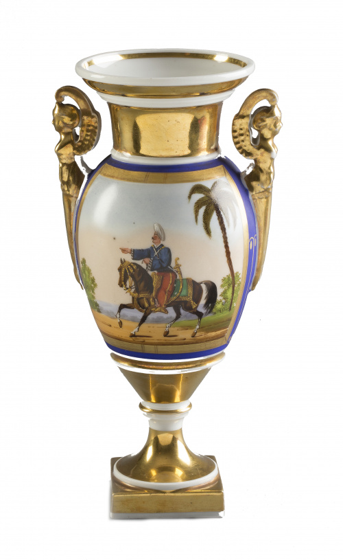 Jarrón de porcelana esmaltada y dorada, cartela con un sold