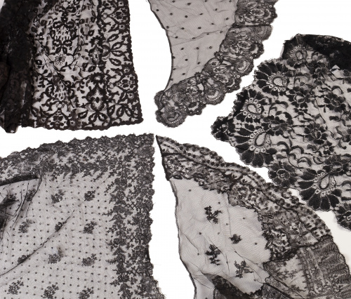 Lote de cinco velos de misa, tres con plumetti y dos con de