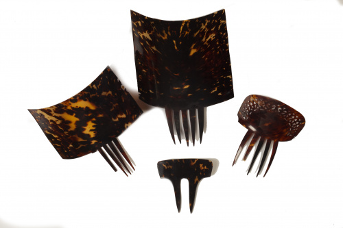 Lote de dos peinetas y dos peinas de símil de carey, pp. de