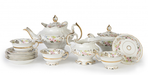 Juego de té en porcelana esmaltada con decoración floral y 