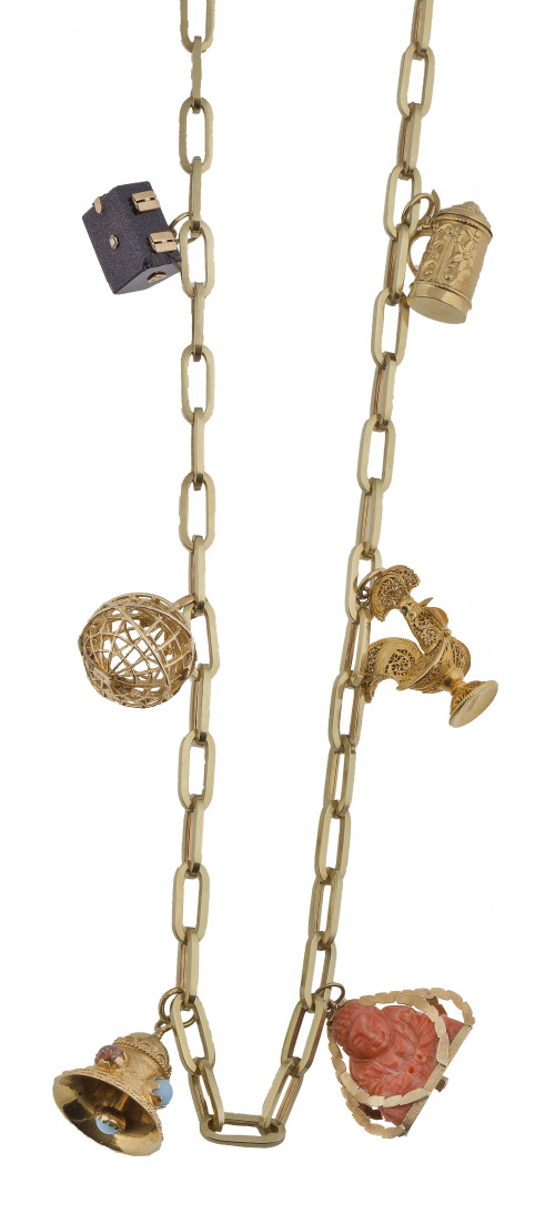 Collar de cadena de grande eslabones ovales con seis charms