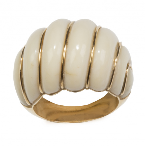 Sortija bombée de marfil gallonado entre hilos de oro