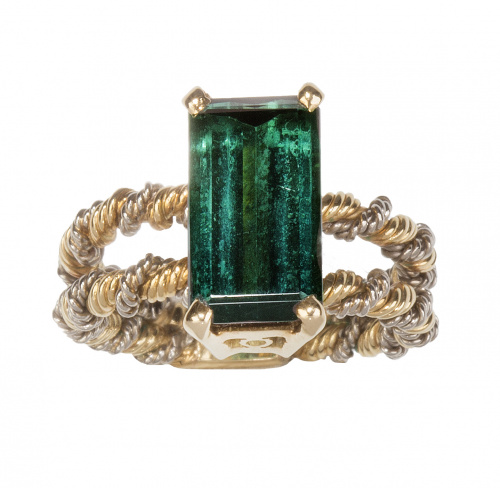 Sortija con turmalina verde de talla esmeralda en montura d