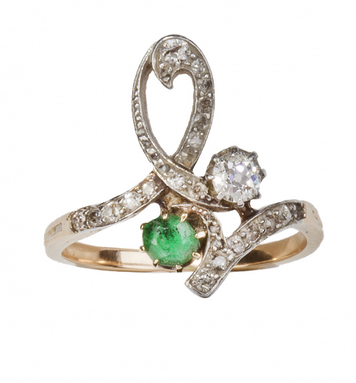 Sortija lanzadera asimétrica de pp. S. XX con esmeralda, br