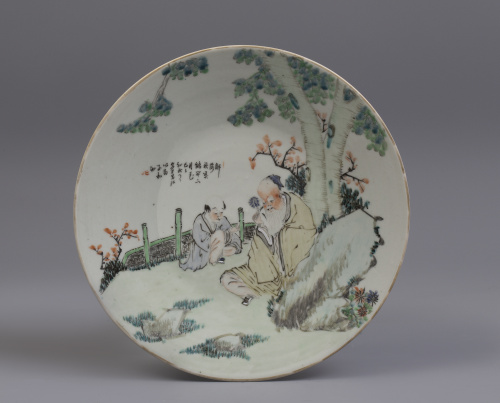 Plato de porcelanada esmaltada con anciano sabio y un niño 