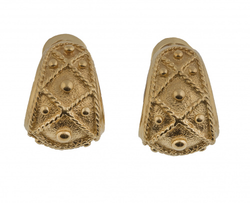 Pendientes en forma de banda curva con decoración de rombos