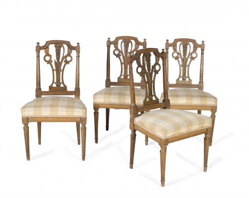 Conjunto de cuatro sillas Carlos IV en madera de nogal torn