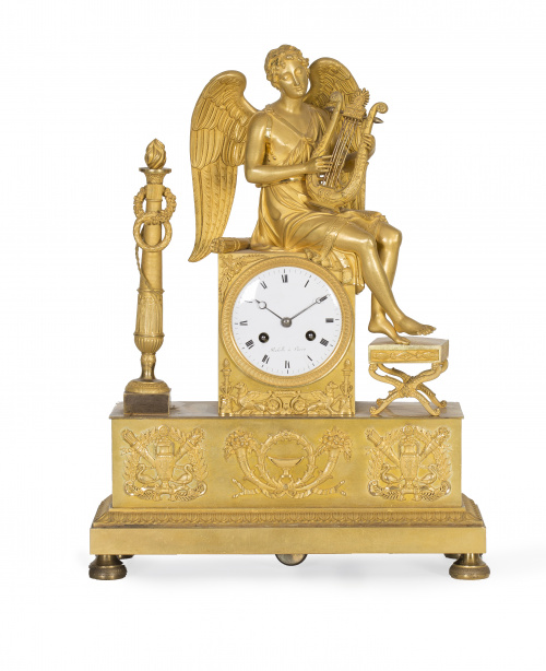 Reloj de sobremesa Imperio en bronce dorado. Sobre basament