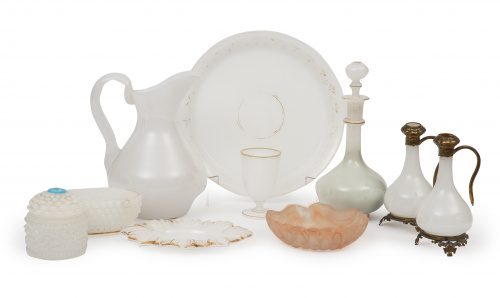 Lote de diez opalinas en blanco y rosa, alguna parcialmente